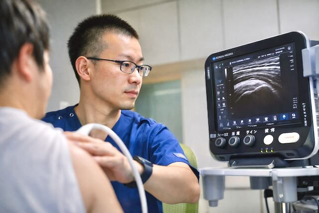 福岡市早良区西新のエコーガイド下ブロック注射・整形外科専門医の診療風景